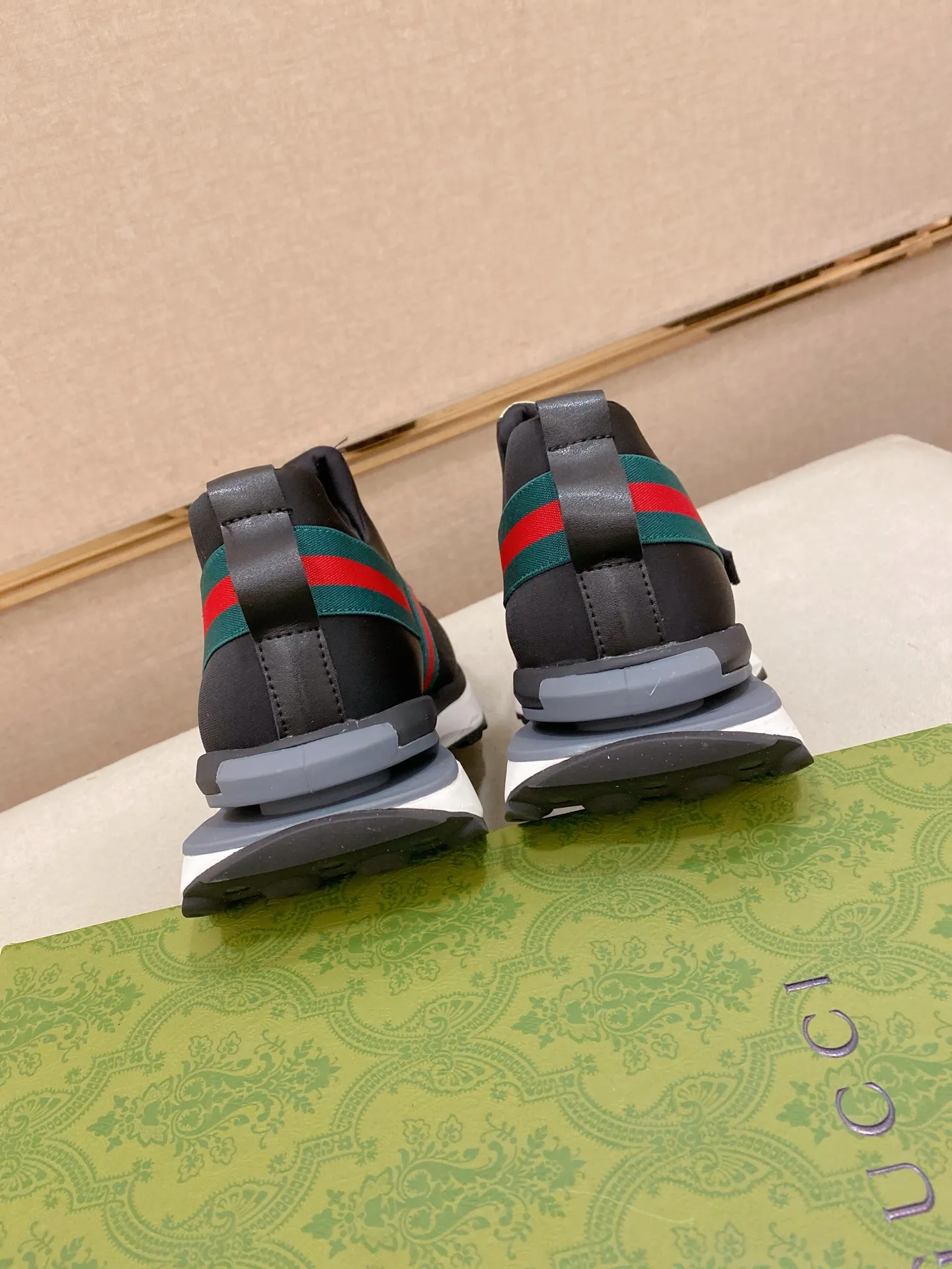 Factory price: 462💰 (GUCCI) The latest 🎁🎁casual and fashionable men's shoes👟 from the official website, hot style 💥 style is simple and elegant, exclusive for trendy men. Unique latest brand elements from the official website 👑original decoration, fashionable and generous, original fabric ✅breathable stretch cloth lining, official website designated wear-resistant casual outsole, classic model taken at the counter in kind🎬38-44 (45 is not returnable and non-refundable)
